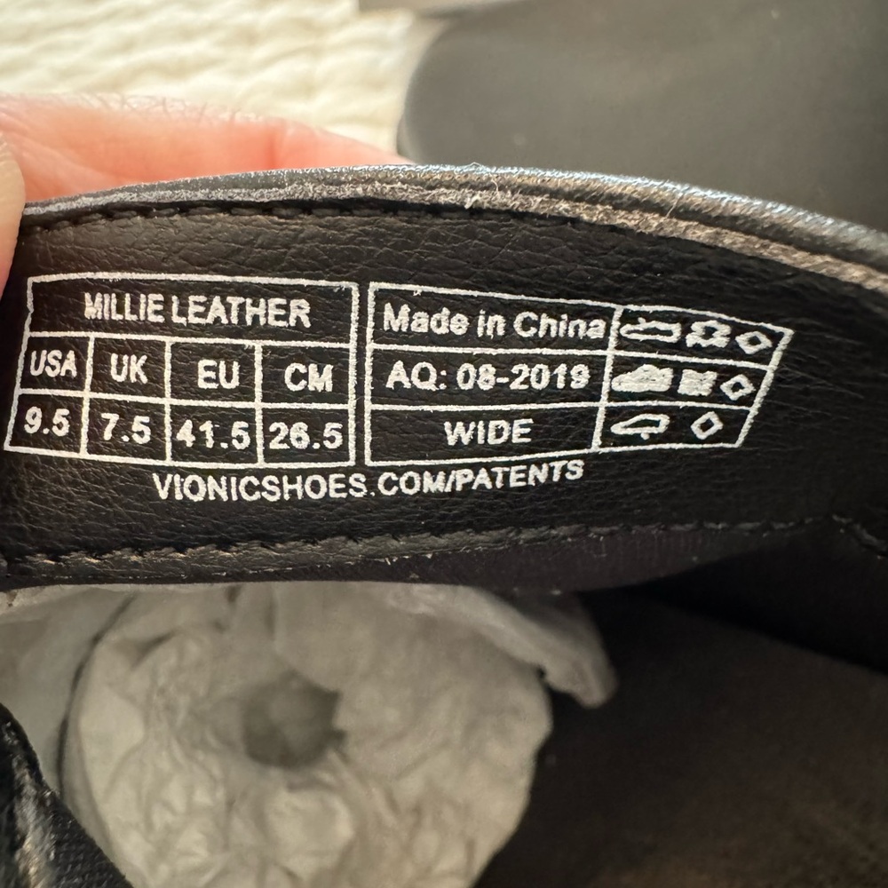 Vionic Millie black leather bootie with silver buckle & side zipper - 9.5W NEW - Picture 2 of 13